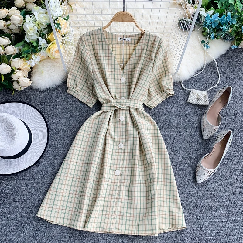 Винтажное однобортное платье в клетку с V-образным вырезом и коротким рукавом на