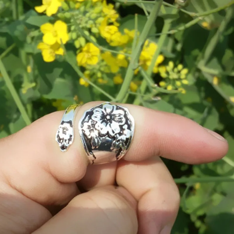 Кольцо в виде ложки арбута с бабочкой античное посеребренное регулируемое