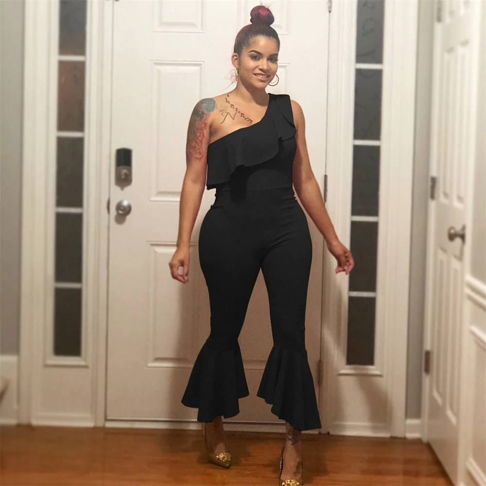 Женский комбинезон на одно плечо однотонный элегантный с расклешенными брюками