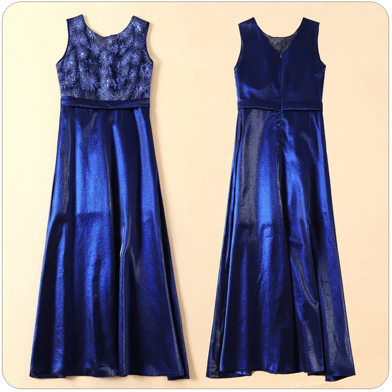 Женское длинное вечернее платье темно-синее с глубоким декольте расшитое