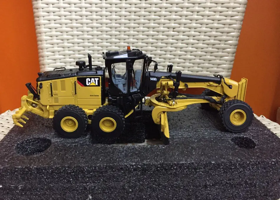 

Автогрейдер Caterpillar Cat 14M3 масштаб 1:50, модель бренд Diecast Masters DM85545