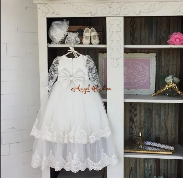 Красивое длинное кружевное платье с длинными рукавами и капотом для крещения