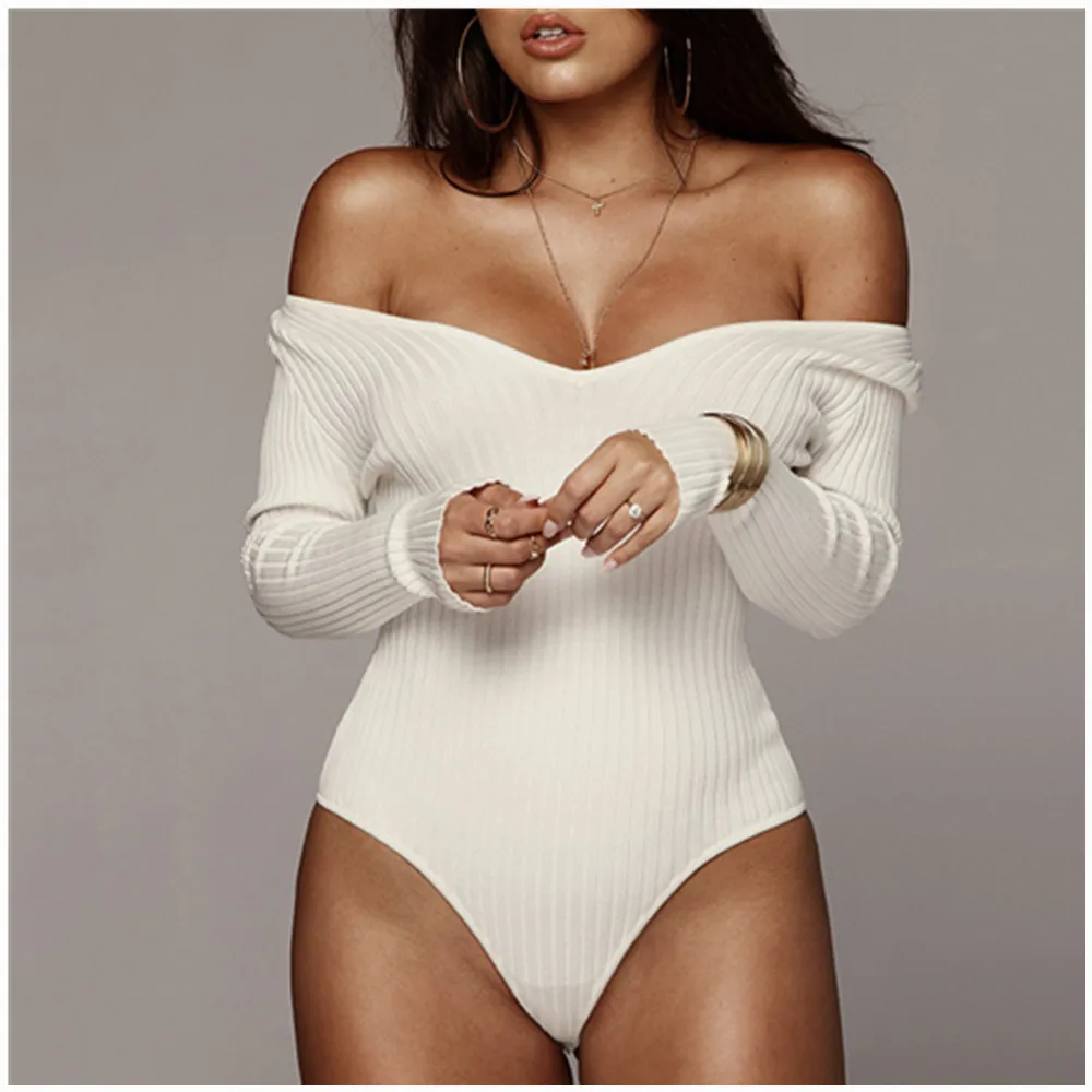 Женское трикотажное боди в рубчик черное облегающее с открытыми плечами и