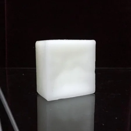 Волшебный восковой блок (доступно желтый/белый) используется для невидимых ниток