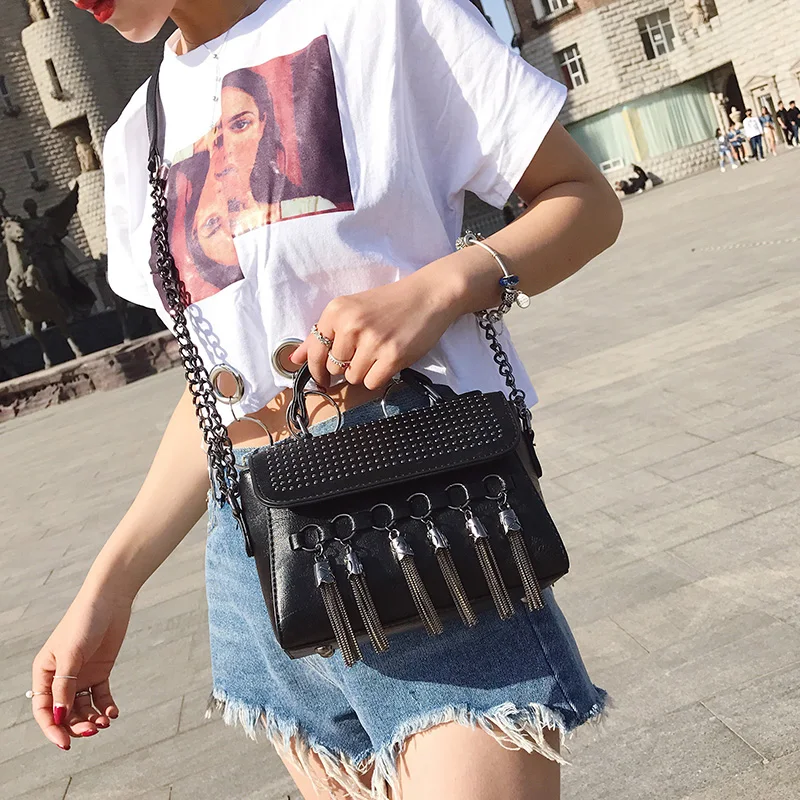 LYKANEFU дизайнерские сумки Для женщин Курьерские черный заклепки Tote на ремне дамы