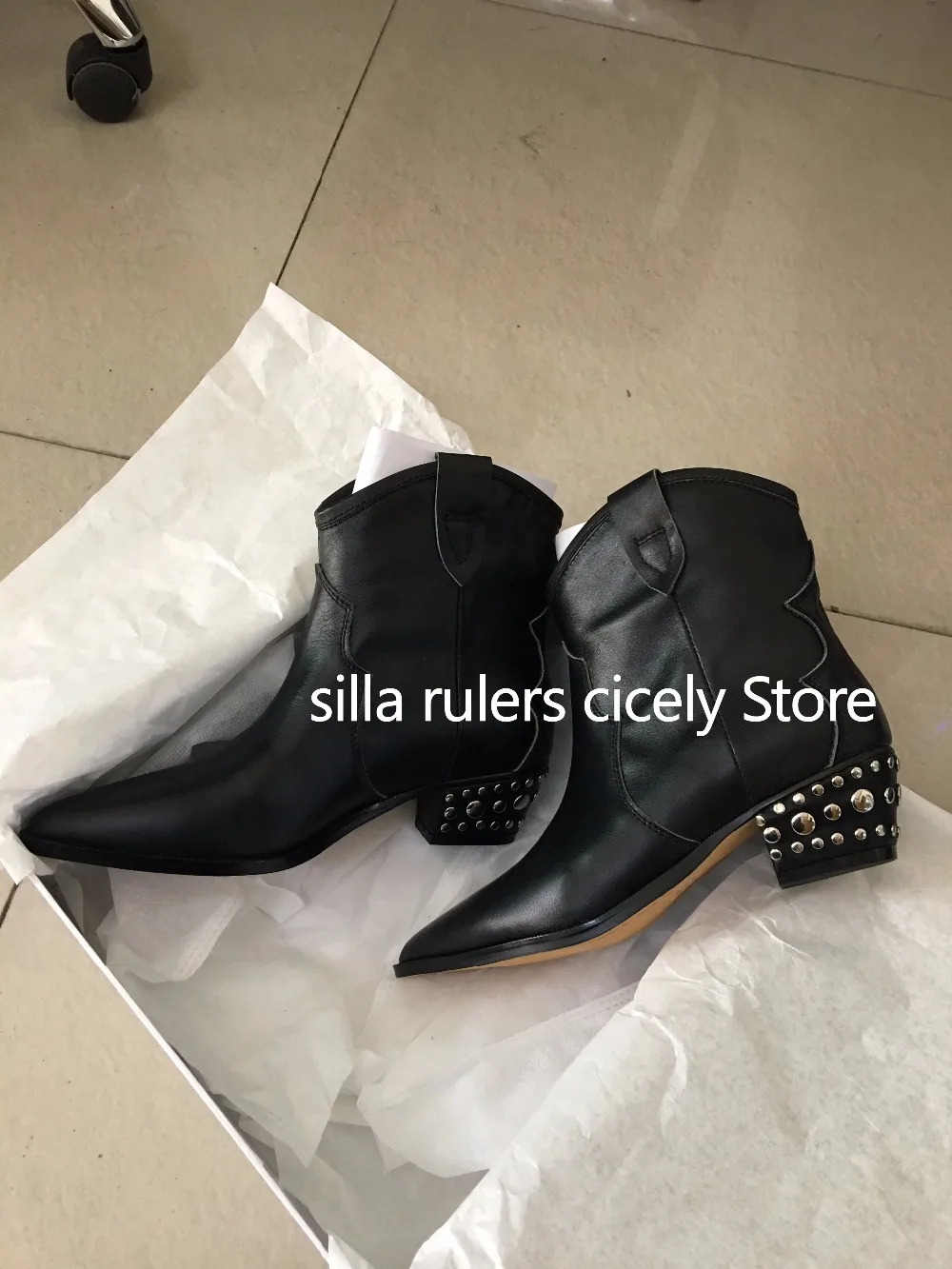 Silla liners/женские ботильоны из натуральной кожи в стиле ретро; ботинки в стиле панк с металлическими заклепками; ботинки с острым носком на квадратном массивном каблуке; Botas Mujer