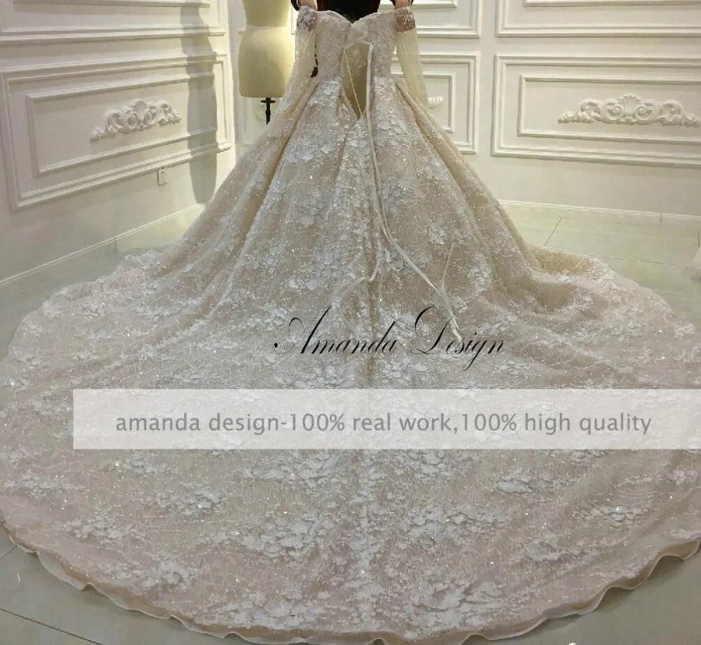 Свадебное платье с открытыми плечами длинным рукавом и цветочной