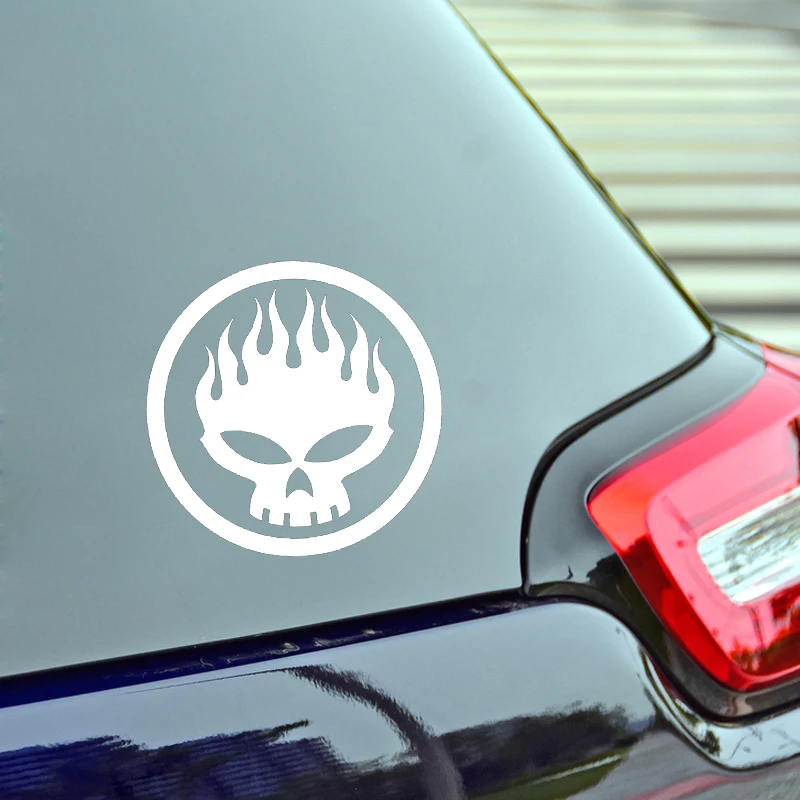 

QYPF 13.7CM*13.7CM Interesting The Flame Skull Graphic Car Sticker Black/Silver Vinyl Decoration S9-2164