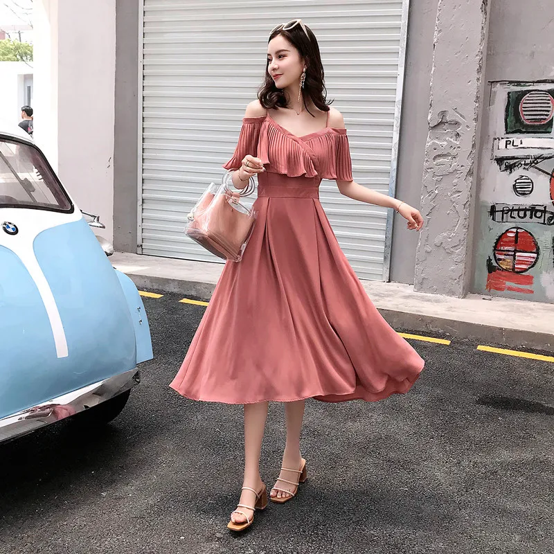 Женское шифоновое платье трапециевидной формы с оборками на тонких бретельках