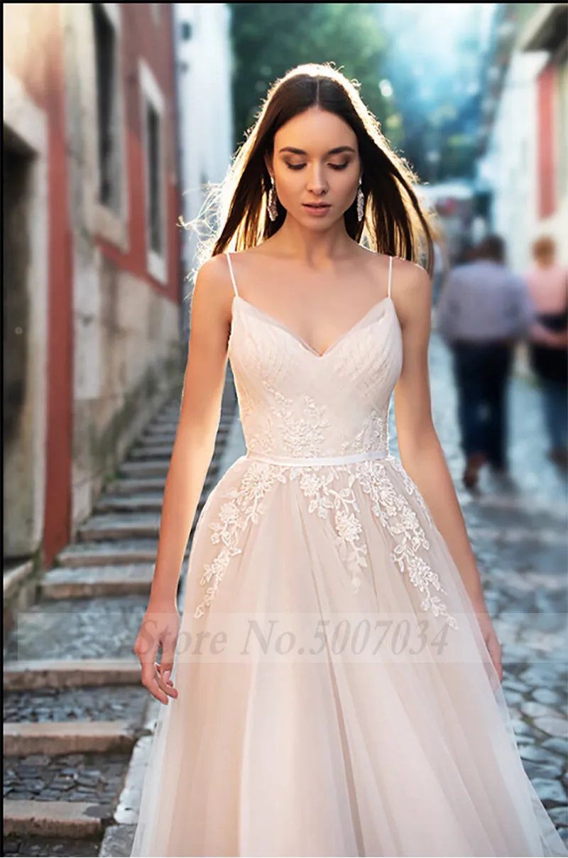 Свадебное платье трапециевидной формы на тонких бретельках розовый светильник