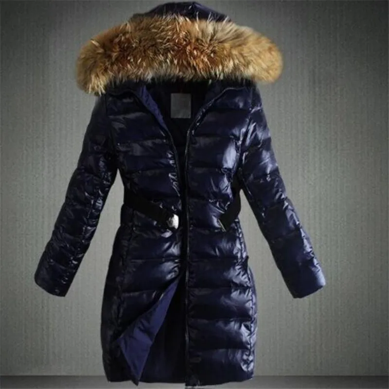 Женская зимняя куртка с капюшоном и меховым воротником