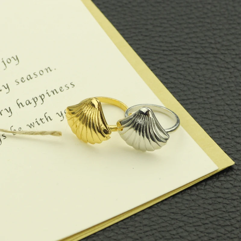 Летнее ювелирное изделие золотого и серебряного цвета кольцо в виде ракушки