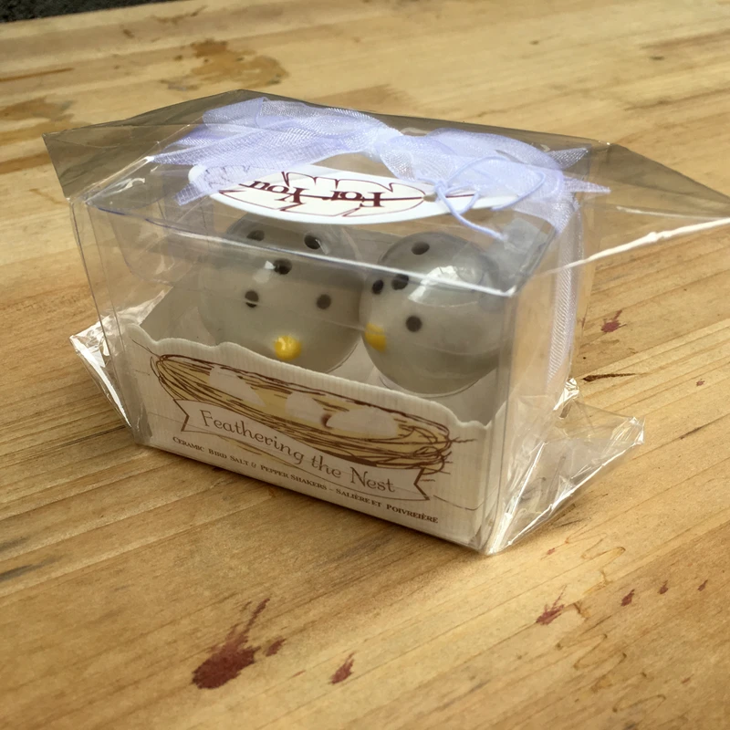 

Free shipping 2021 New Arrival "Feathering The Nest" Wedding Favor Ceramic Birds Salt & Pepper Shakers Factory Directly Sale