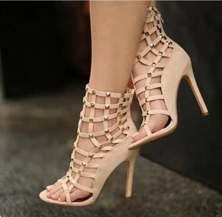 Сандалии гладиаторы женские на высоком каблуке модные босоножки с заклепками