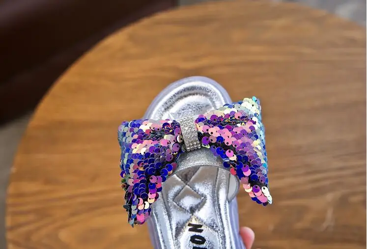 Тапочки для маленьких девочек коллекция 2019 года летние шлепанцы с цветочным