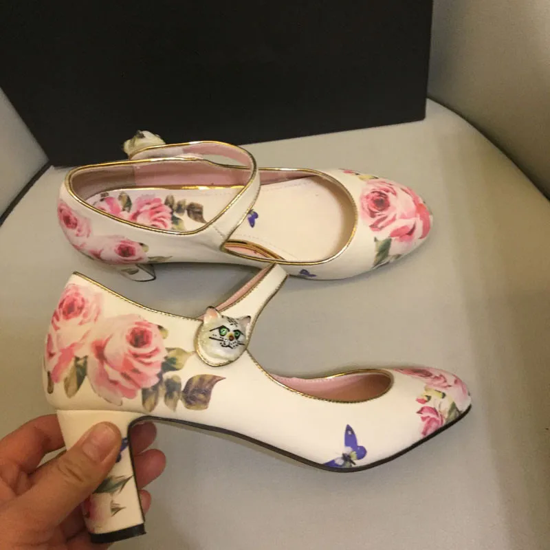 White 6cm Г.; шикарные туфли-лодочки на высоком каблуке с бабочкой и цветком; женские свадебные туфли мэри джейн на не сужающемся книзу массивном каблуке с круглым носком и цветным принтом котенка - Цвет: White 6cm