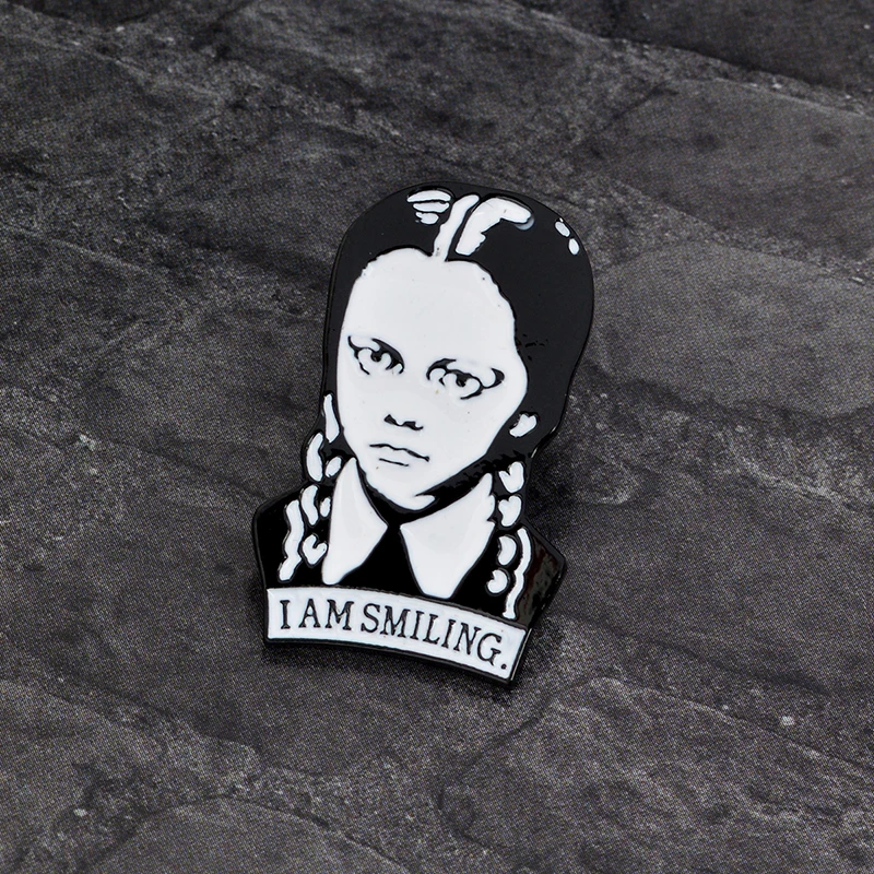 Подарки на Хэллоуин среда Addams семья я улыбаюсь комиксы булавки броши значки на лацкан с твердой Эмалью девушка ювелирные изделия Аксессуары декор