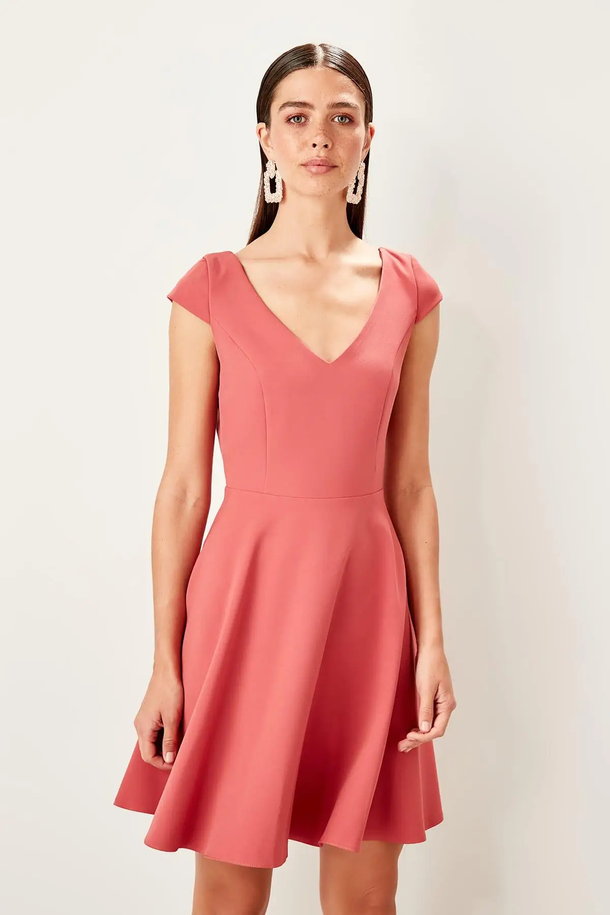 Trendyol Pink Back Low-Cut Dress TPRSS19FZ0405 | Женская одежда