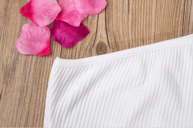 Футболка с бретельками и открытым плечиком Женский трикотажный топ