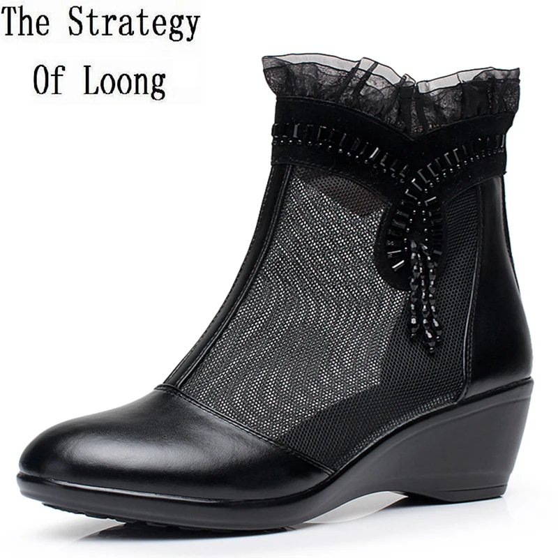 Женские летние сандалии из натуральной кожи с вырезными элементами на танкетке