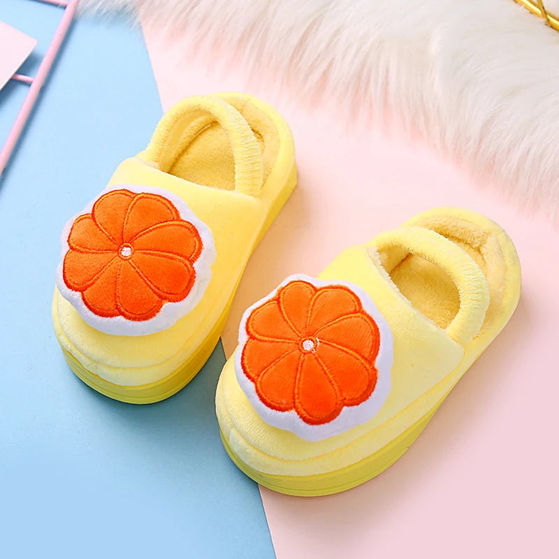 Детские хлопковые зимние тапочки теплая Домашняя обувь с рисунком клубники для