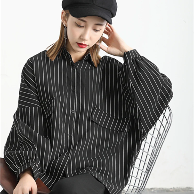 Женская рубашка в черно-белую полоску с отложным воротником и