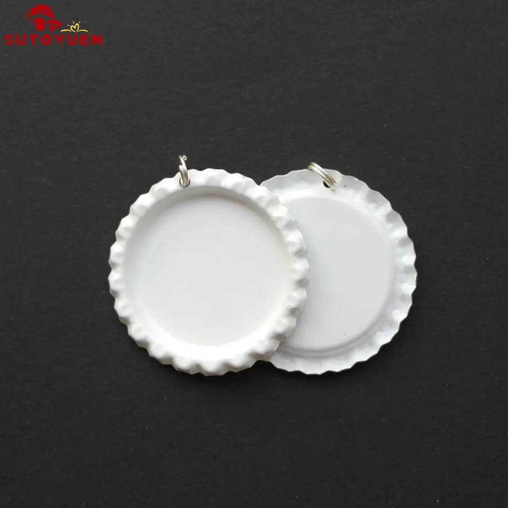 white 100 шт. цветные Уплощенные колпачки с отверстиями и кольца+ 100 шт. ясно эпоксидной Bottle Cap печать наклейки для DIY ювелирных ремесел - Окраска металла: white