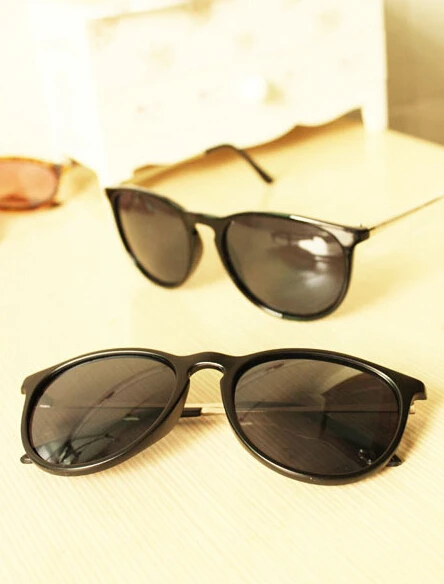 В винтажном стиле в ретро женские солнцезащитные очки фирменный дизайн.