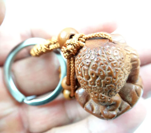 Кольцо для ключей из натурального красного дерева с трехмерной гравировкой |