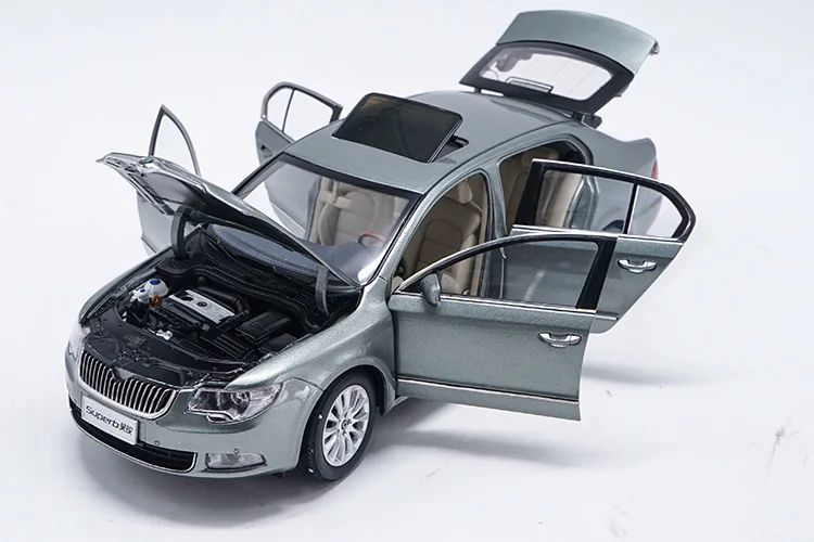Оригинальная коробка, новинка, 1:18 Skoda Superb, литая под давлением металлическая модель автомобиля, игрушка для детей, подарки на день рождения, коллекция игрушек