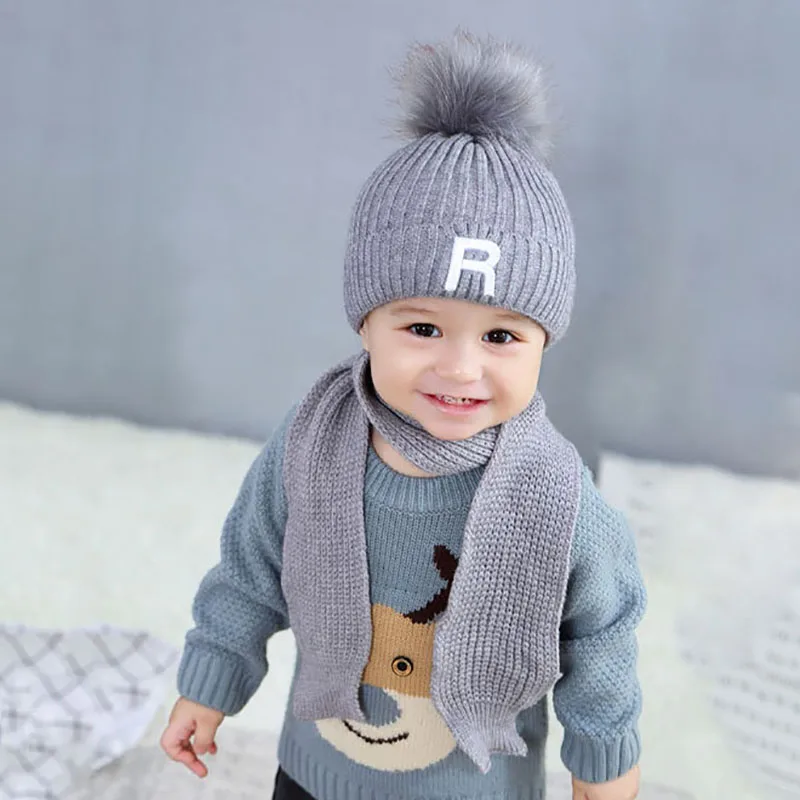 gray hat and scarf 2 шт./компл. теплая вязаная футболка для маленьких детей, для мальчиков и девочек, зимняя шапка из меха милый помпон письмо шапки для новорожденных шапки шапка для малышей капот Enfant - Цвет: gray hat and scarf