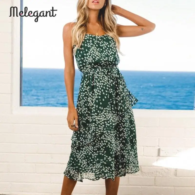 Женское пляжное платье на тонких бретелях mэлегантного кроя с оборками летнее