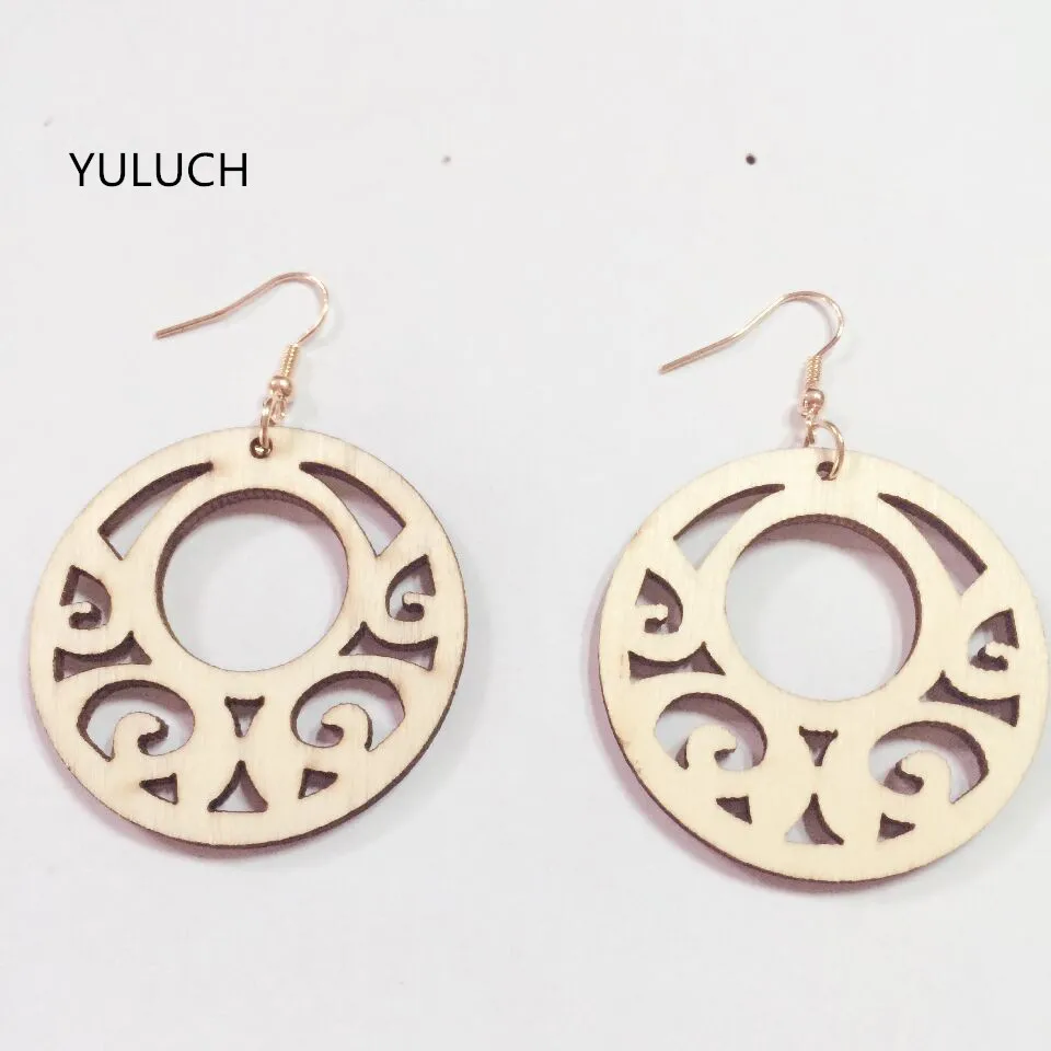 Пара необработанных круглых полых деревянных ювелирных изделий с кисточками