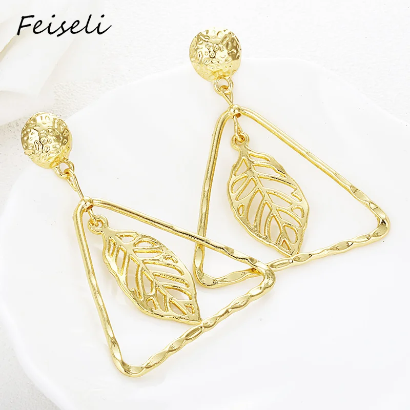 Feiseli золотистая металлическая пустотелая Геометрическая Серьга с листом