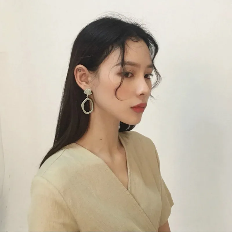 HUANZHI корейские японские простые неправильной формы геометрические многоугольные Полые Акриловые Матовые ацетатные Висячие серьги для женщин студенток
