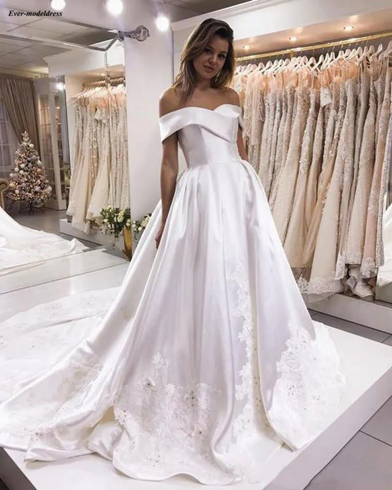 Платье свадебное атласное ТРАПЕЦИЕВИДНОЕ с открытыми плечами аппликацией и