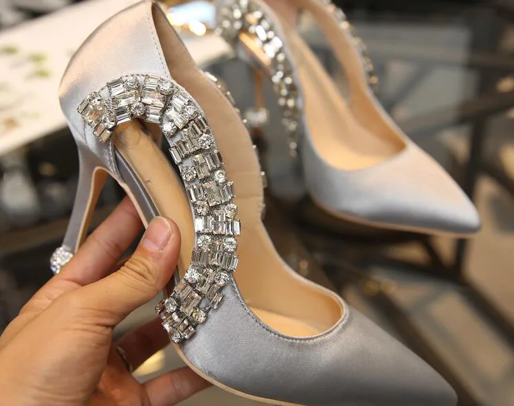 Новый стиль женщины насосы сексуальный черный острым носом мелкой туфли вырез