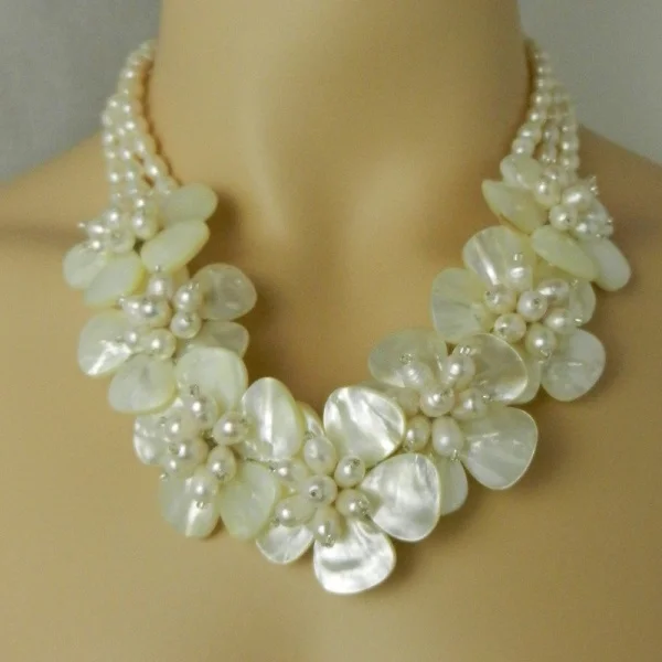 

Beautiful Natural FW Pearl Flower Necklace White MOP Shell Bridal Wedding Jewelry