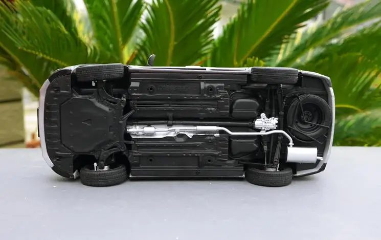 1:18 OUTLANDER SUV передовая модель автомобиля из сплава, литая металлическая модель игрушечного автомобиля, высококачественная коллекционная модель
