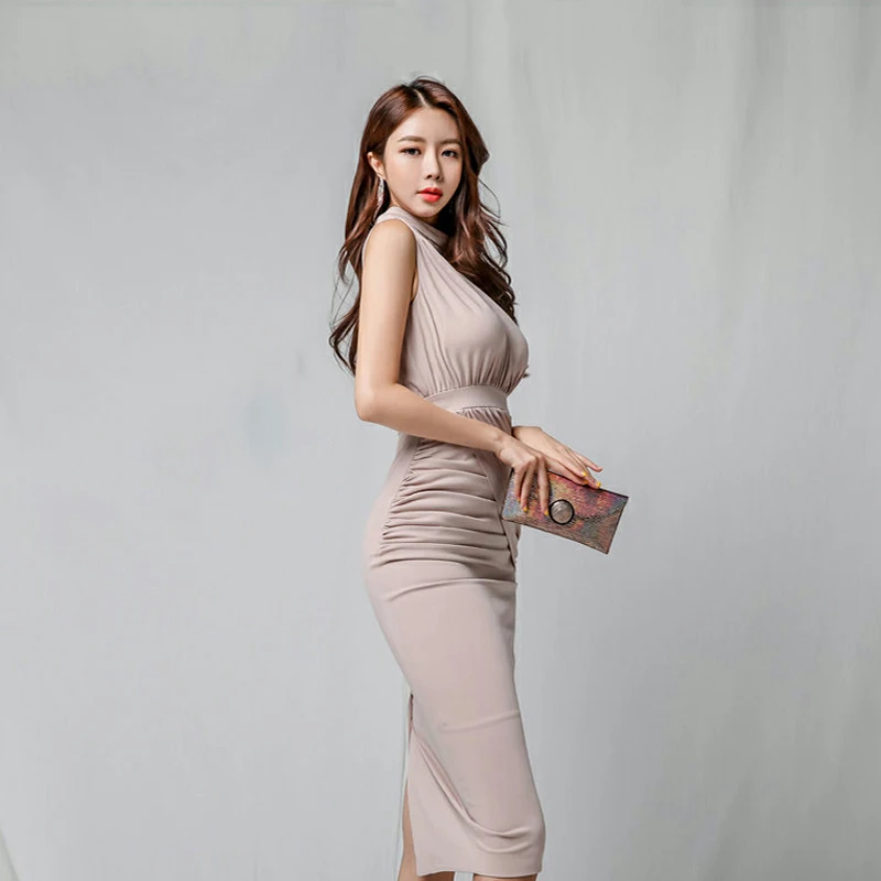 Летнее облегающее женское платье с вырезом лодочкой со шнуровкой средней длины