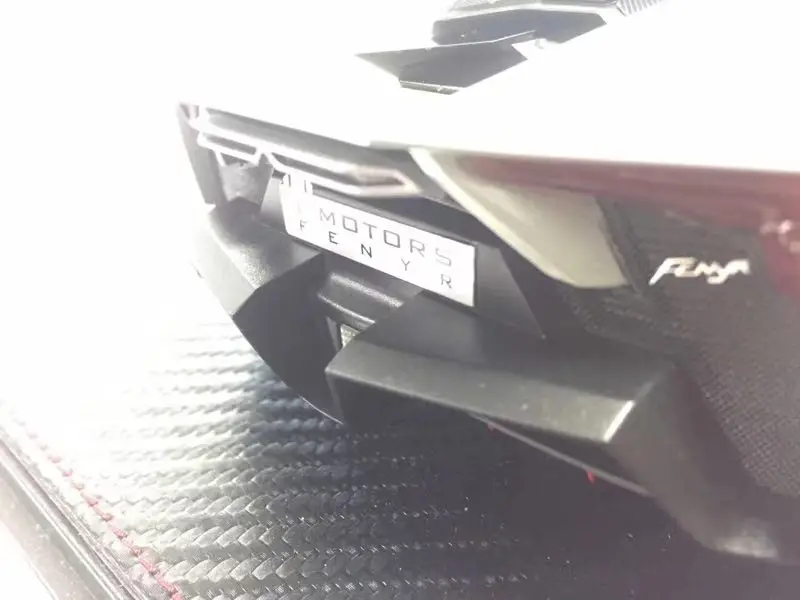 Полимерная модель автомобиля SophiArt WMOTORS Lykan Fenyr HyperSport 1:18 (серебристый) + небольшой