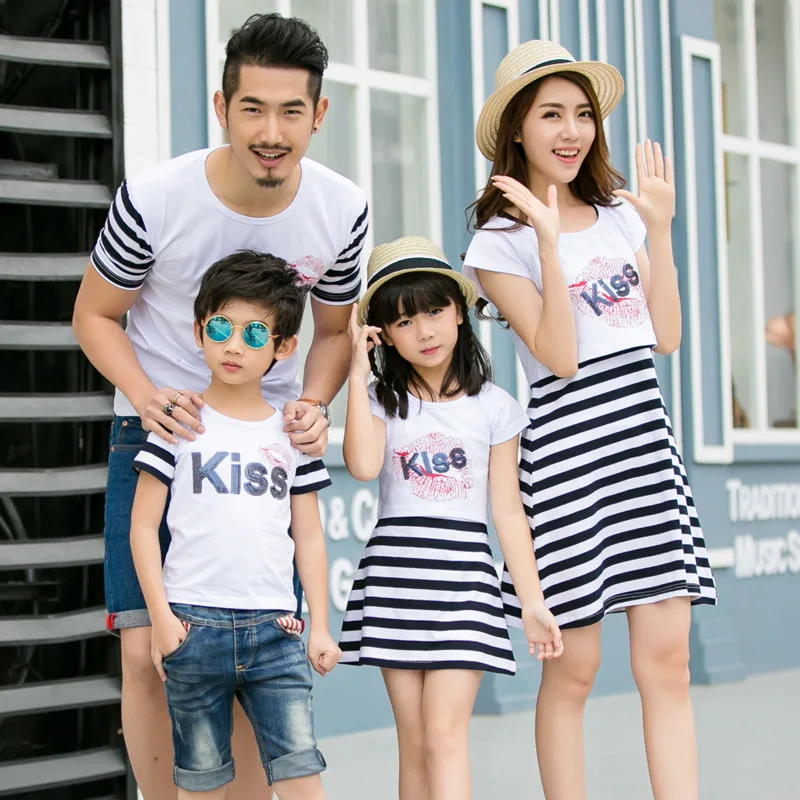 Пара Одинаковые комплекты для семьи 2016 Лето Новое семейная одежда с вышивкой Kiss