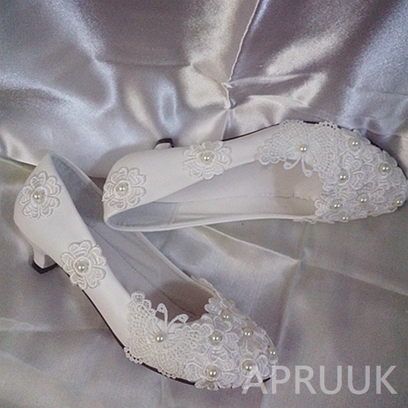 Белые кружевные дизайнерские свадебные туфли с цветами и бабочкой белые для