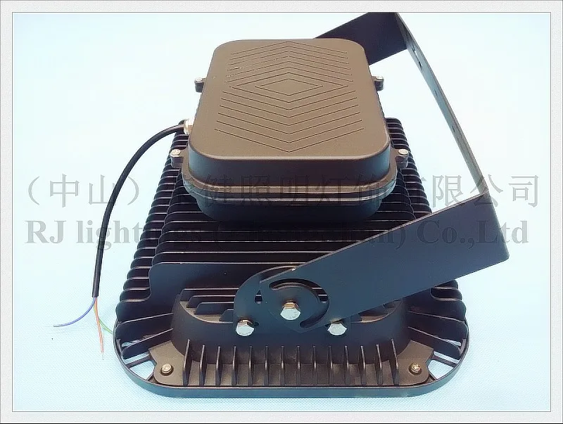 С линзой 90 градусов излучения Угловой светодиодный прожектор 150 Вт (3X50 Вт)