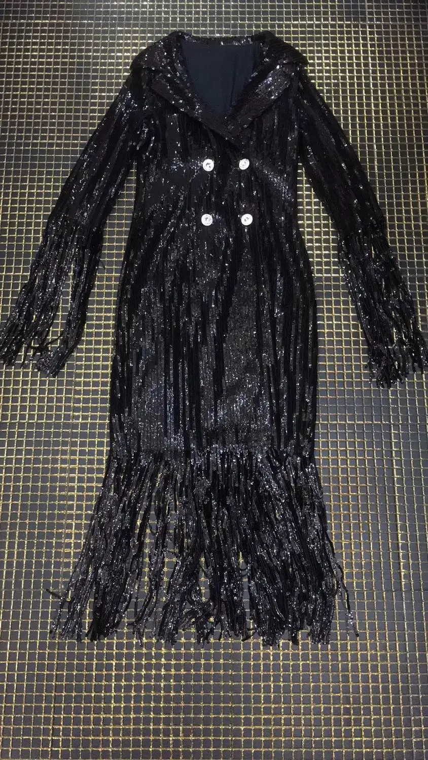 Женское платье с кисточками длинное и длинным рукавом расшитое блестками для