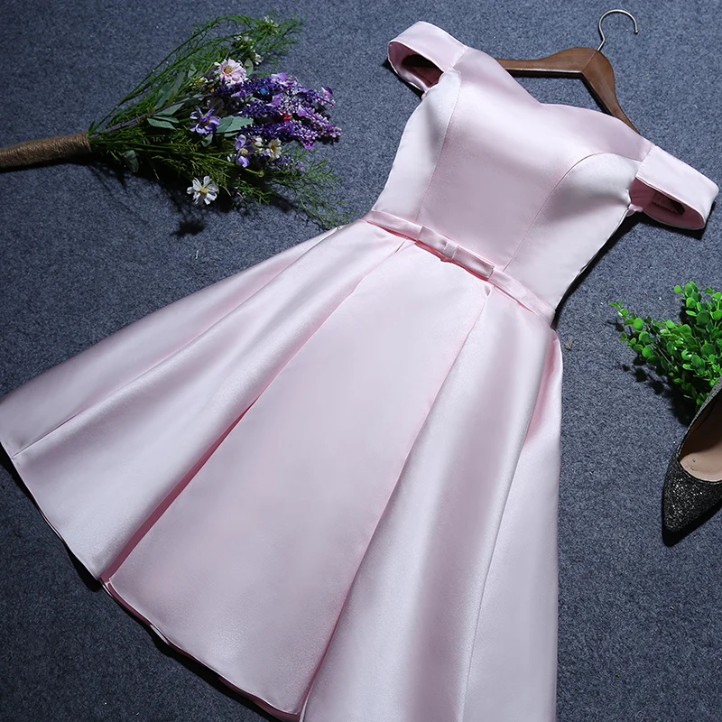 Женское атласное платье с вырезом лодочкой розовое короткое для выпускного