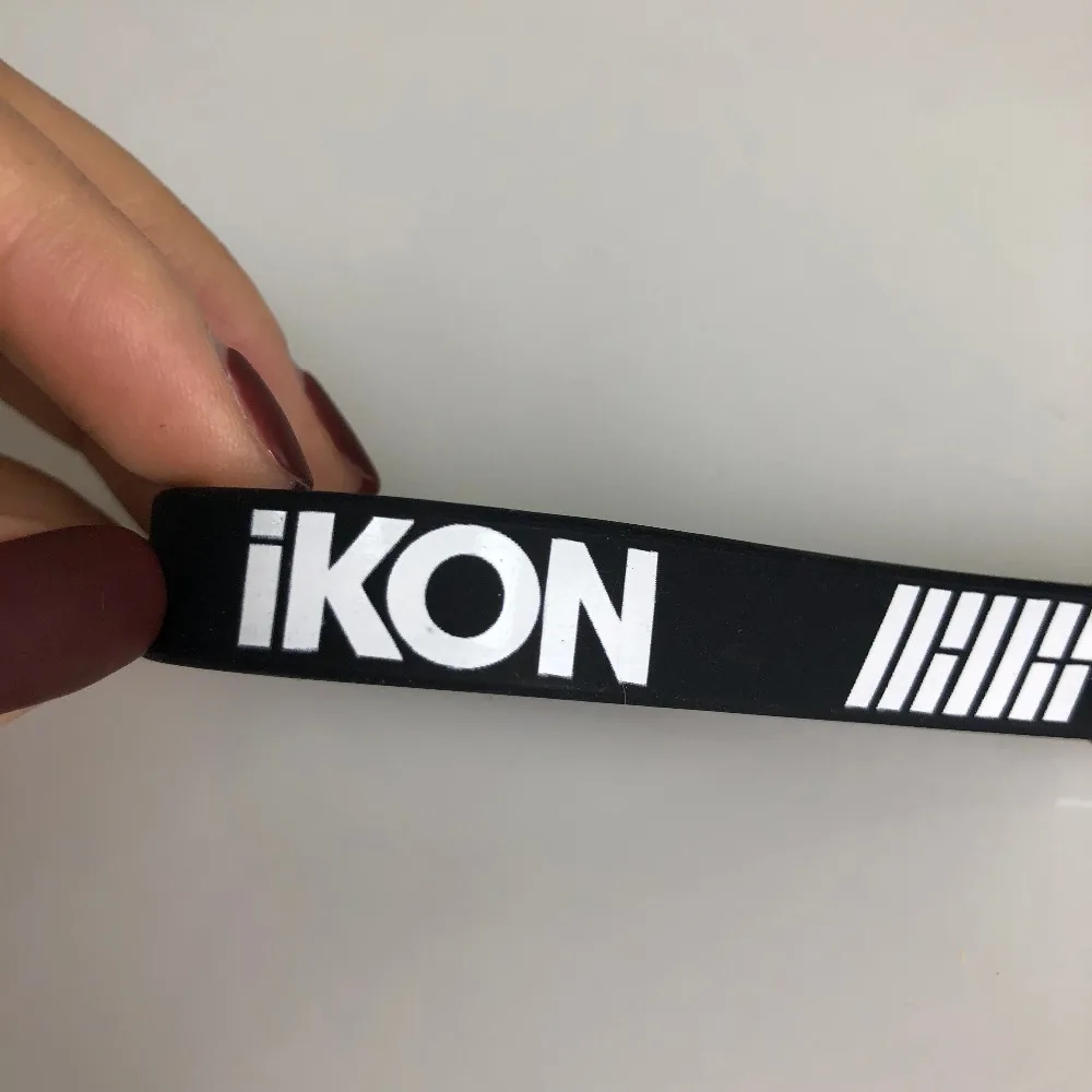 Горячая Распродажа 1 шт. kpop Черный цвет белый подробно брелок подарок на день