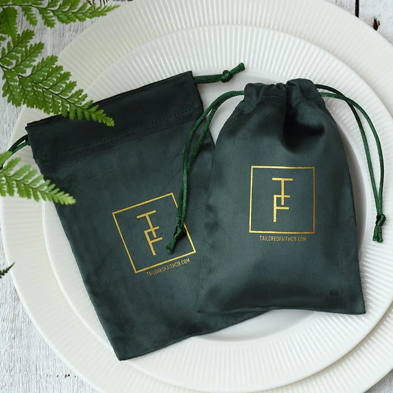 100 bolsas de regalo de franela bolsas de embalaje de joyería verde personalizado logotipo de la boda del partido del caramelo bolsas de favor para los anillos collar pulsera colgante pendiente piedras