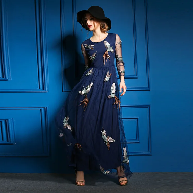 Роскошное осеннее платье с длинными рукавами и вышитыми птицами темно синий цвет