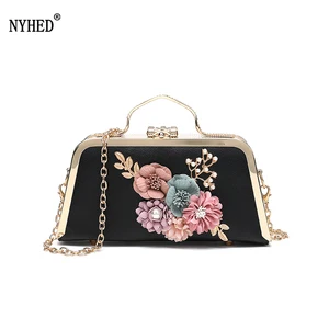 Сумка через плечо женская, с металлическими вставками и цветами